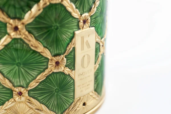 Detail of the Stefano Vigni's Champagne bottle cover Emerald. Inspired by the renowned Fabergé Eggs