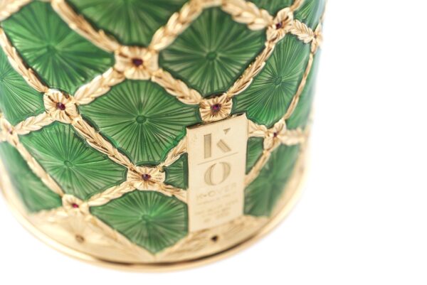 Detail of the Stefano Vigni's Champagne bottle cover Emerald. Inspired by the renowned Fabergé Eggs