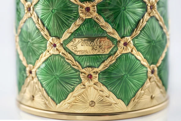Detail of the Stefano Vigni's Champagne bottle cover Emerald. Inspired by the renowned Fabergé Eggs