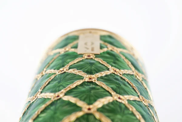 Detail of the Stefano Vigni's Champagne bottle cover Emerald. Inspired by the renowned Fabergé Eggs
