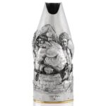 Handcrafted by the florentine master goldsmith Giuliano Foglia, this is the front of Giganti Champagne bottle cover lid detail featuring a meticulously detailed scene from Dante\'s Divine Comedy
