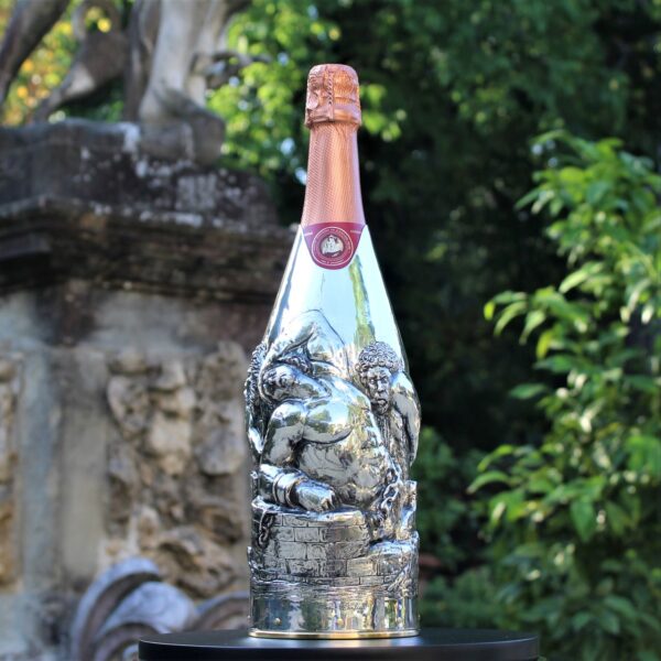 Handcrafted by the florentine master goldsmith Giuliano Foglia, this is a photo of Giganti Champagne bottle cover lid detail featuring a meticulously detailed scene from Dante's Divine Comedy