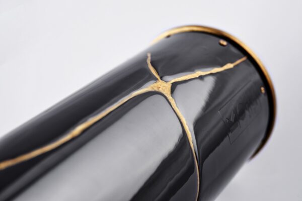 Detail of the Wine bottle cover Kintsugi Wine - Japan Memories: elegant black wine bottle cover inspired by the Japanese art of Kintsugi, with delicate gold cracks enhancing its surface, symbolizing beauty in imperfection and the value of unique stories