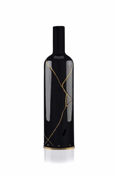 Kintsugi Wine - Japan Memories: elegant black wine bottle cover inspired by the Japanese art of Kintsugi, with delicate gold cracks enhancing its surface, symbolizing beauty in imperfection and the value of unique stories
