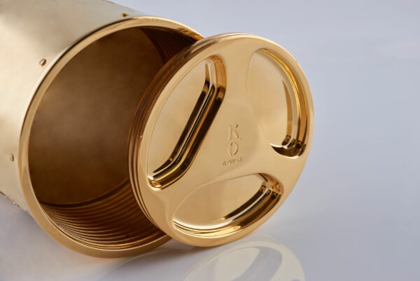 Detail of the gold screwing of the chamapagne bottle cover
